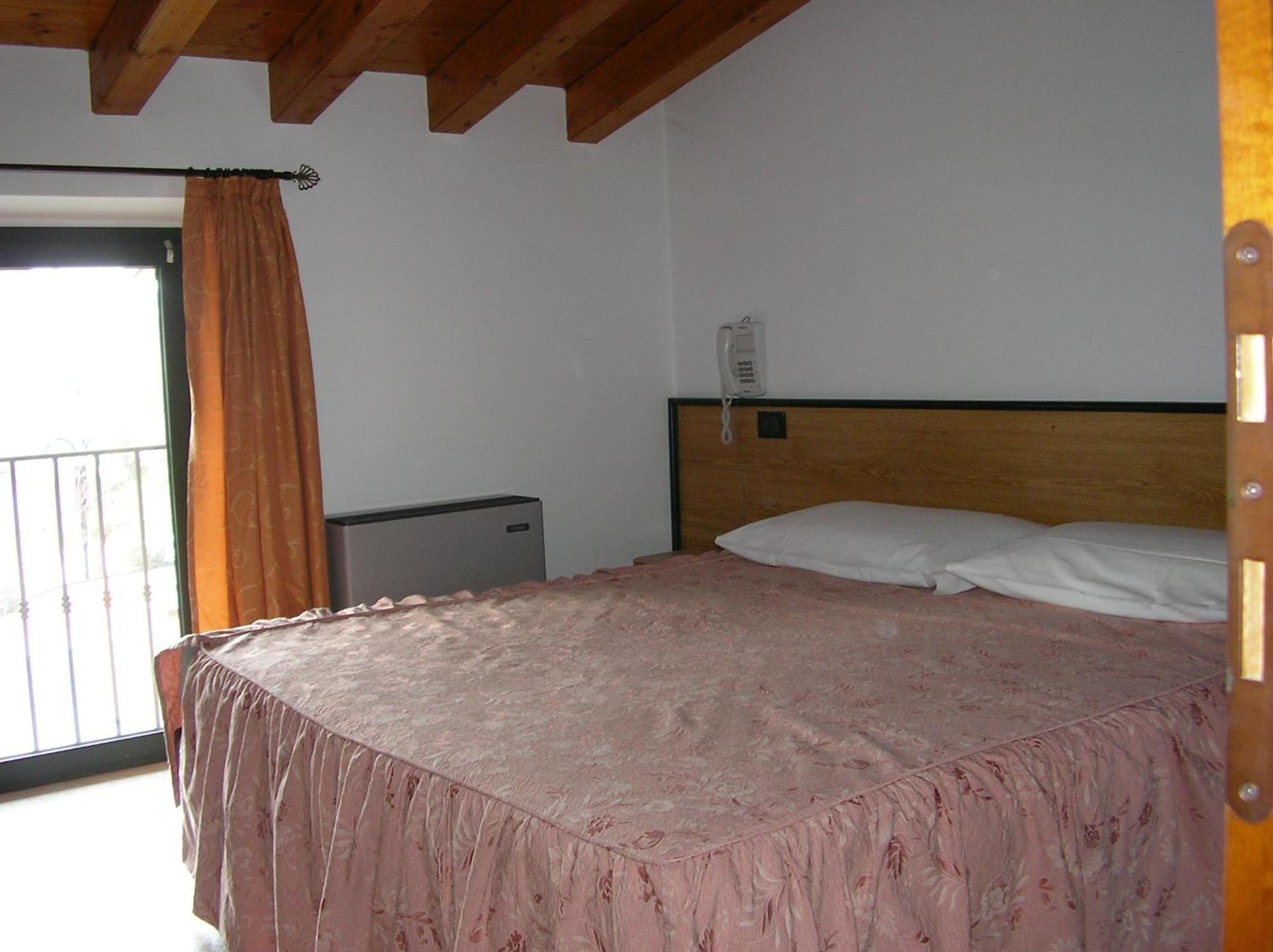 Hotel La Pergola Moniga del Garda Exterior foto